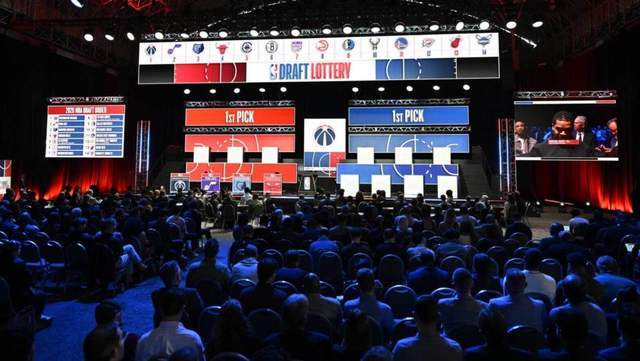 曼联确认乌加特膝韧带受伤 中场重建计划或生变